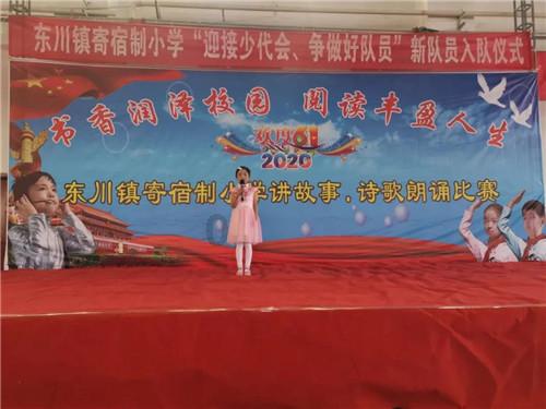 学生时期的田曦薇,小小的脸上长着大大的眼睛,洋溢青春!